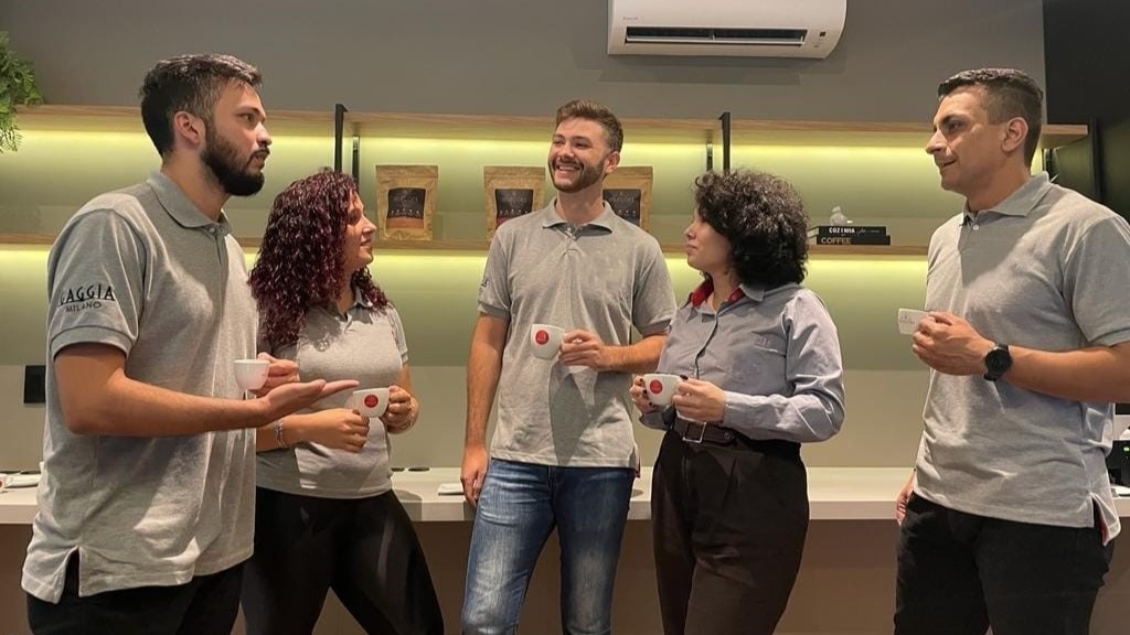 Equipe unida tomando café