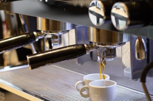 Saiba como uma máquina de café para cafeteria pode aumentar o faturamento durante o inverno