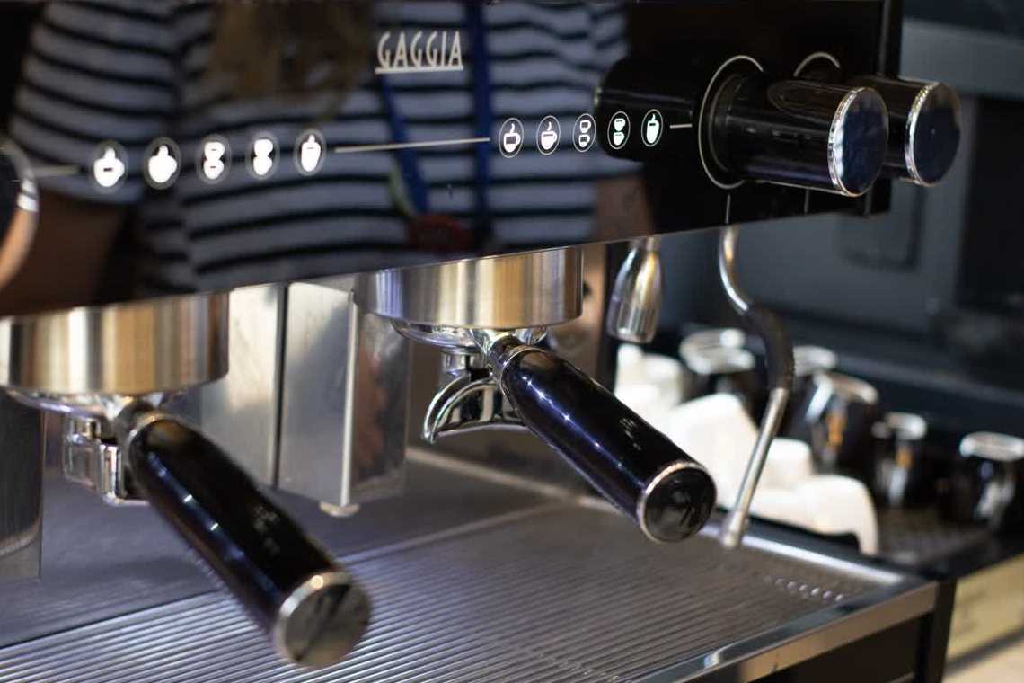 Como uma cafeteria pode lucrar mais com uma máquina de café espresso?